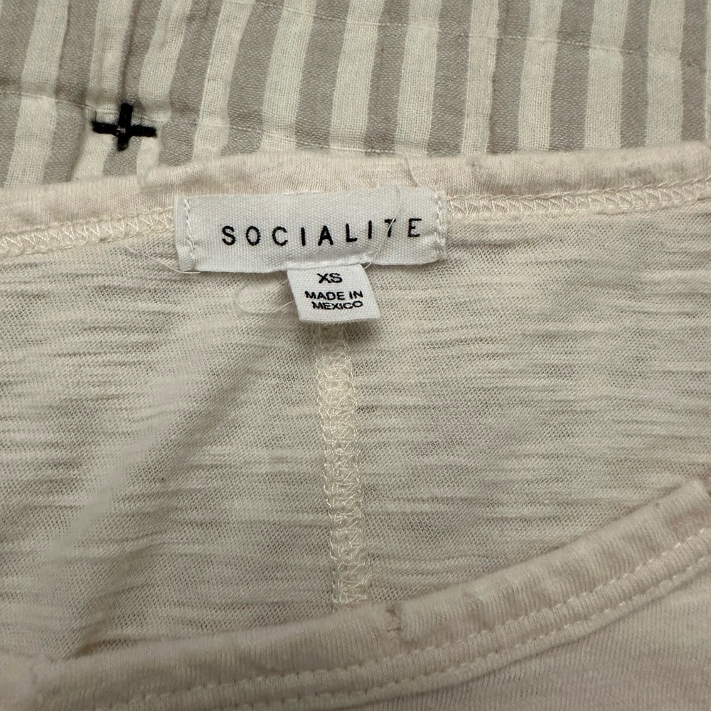 Socialite XS distressed tee